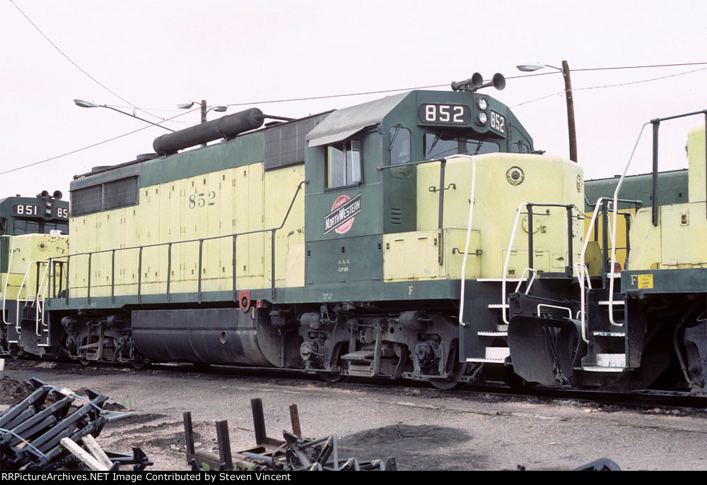 Chicago & NortyhWestern GP35 #852 in Zito yellow.